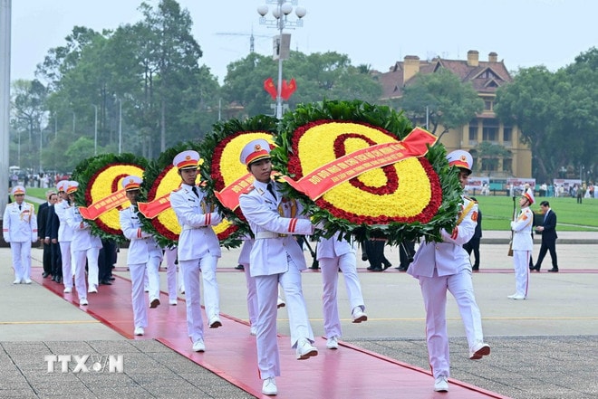 Đoàn đại biểu lãnh đạo Đảng, Nhà nước đến đặt vòng hoa và vào Lăng viếng Chủ tịch Hồ Chí Minh. (Ảnh: An Đăng/TTXVN) ttxvn-lanh-dao-dang-nha-nuoc-vieng-chu-tich-ho-chi-minh-1.jpg