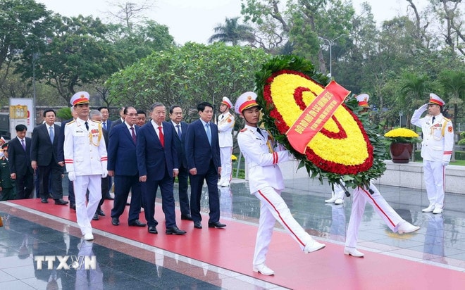 Đoàn đại biểu lãnh đạo, nguyên lãnh đạo Đảng, Nhà nước do Tổng Bí thư Tô Lâm dẫn đầu đến đặt vòng hoa tưởng niệm các Anh hùng liệt sỹ. (Ảnh: Phạm Kiên/TTXVN) ttxvn-lanh-dao-dang-nha-nuoc-tong-bi-thu-vieng-liet-sy-1.jpg