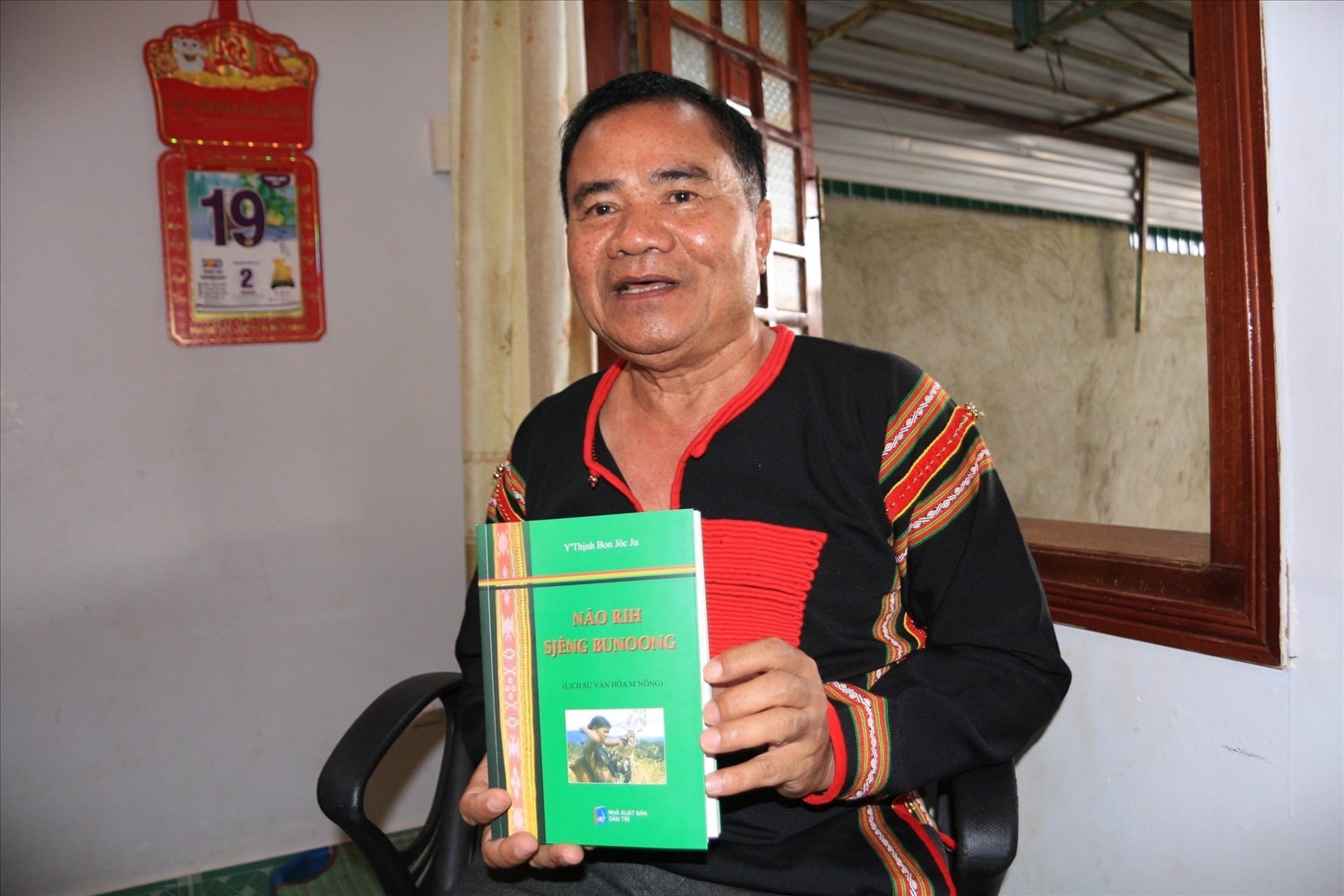 images.baodantoc.vn-uploads-2023-thang-8-le-huong-thong-diep-quy-tu-cuon-sach-cua-nguyen-pho-chu-tich-tinh-dak-nong-_anh-1.jpg