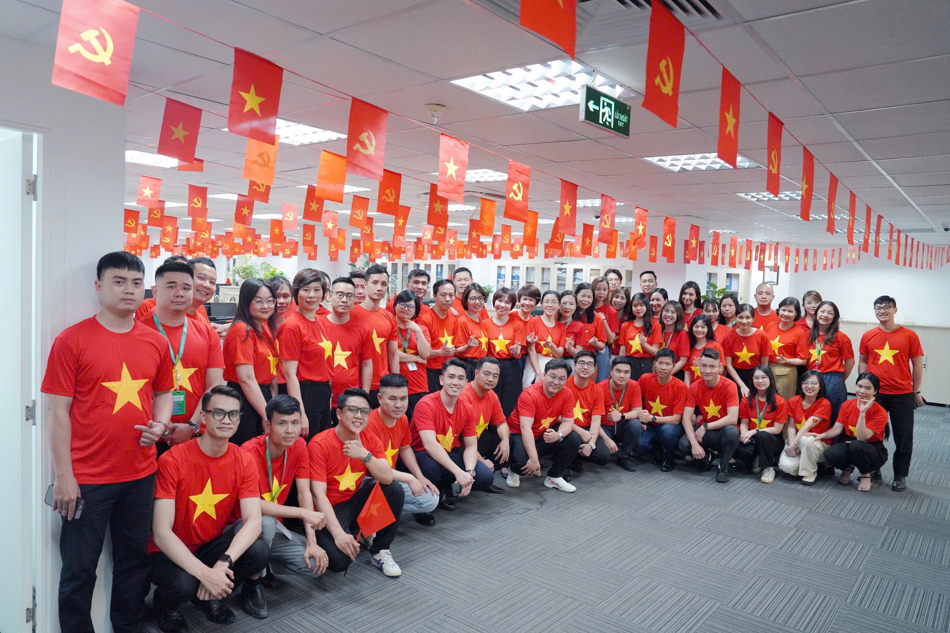 Hàng ngàn VPBanker cùng hoà nhịp quốc ca phủ đỏ văn phòng bằng áo cờ Tổ quốc
