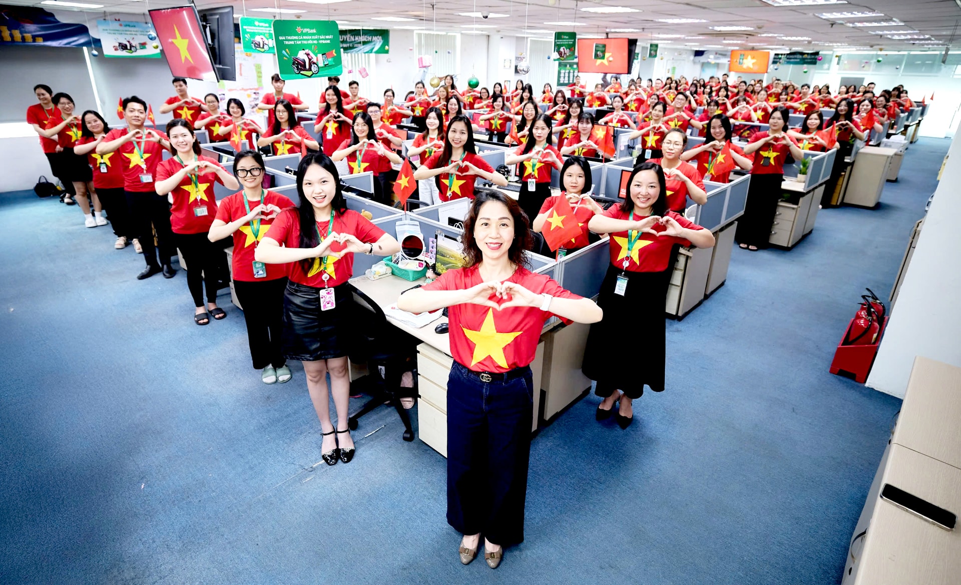 Hàng ngàn VPBanker cùng hoà nhịp quốc ca phủ đỏ văn phòng bằng áo cờ Tổ quốc