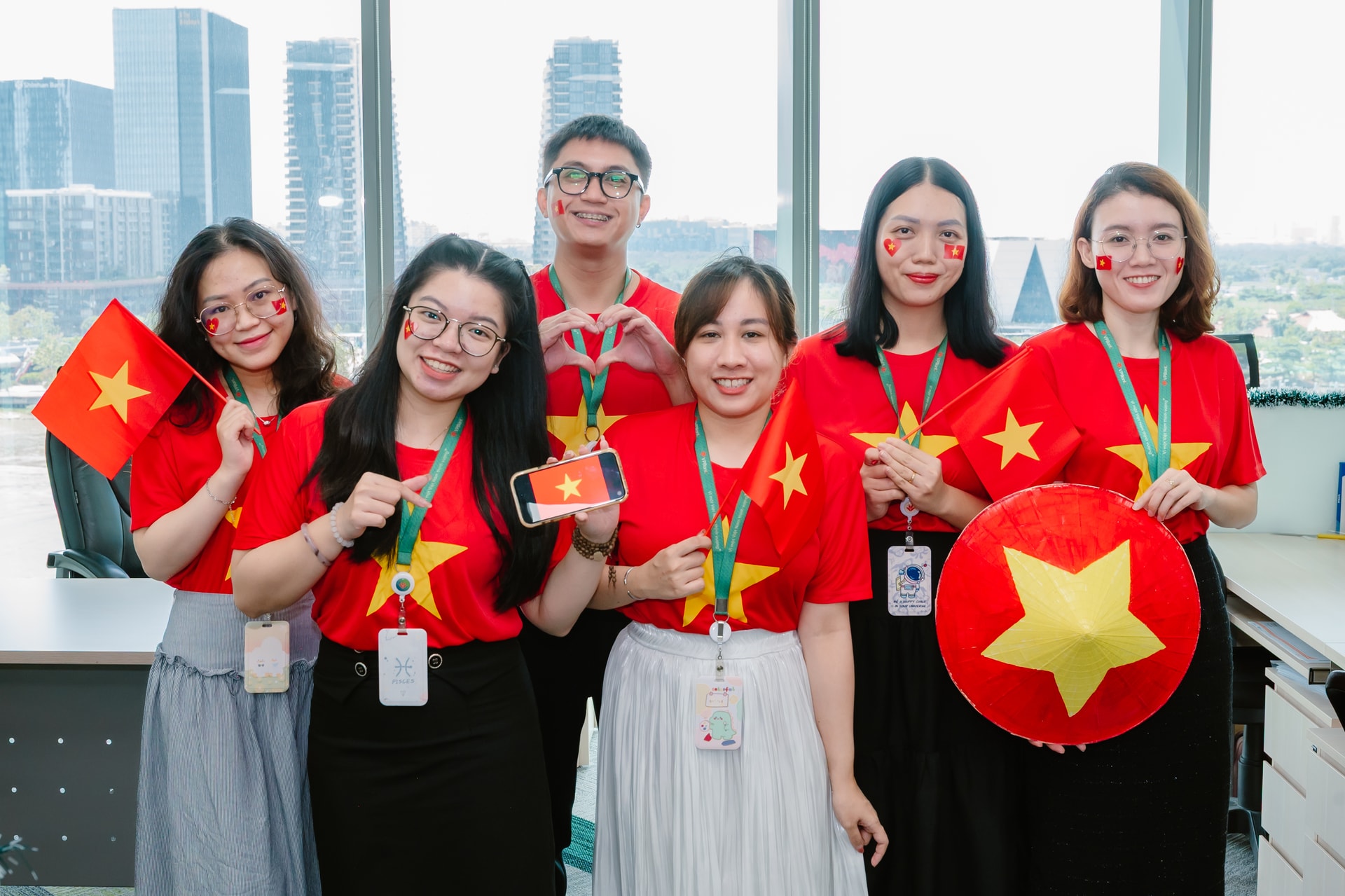Hàng ngàn VPBanker cùng hoà nhịp quốc ca phủ đỏ văn phòng bằng áo cờ Tổ quốc