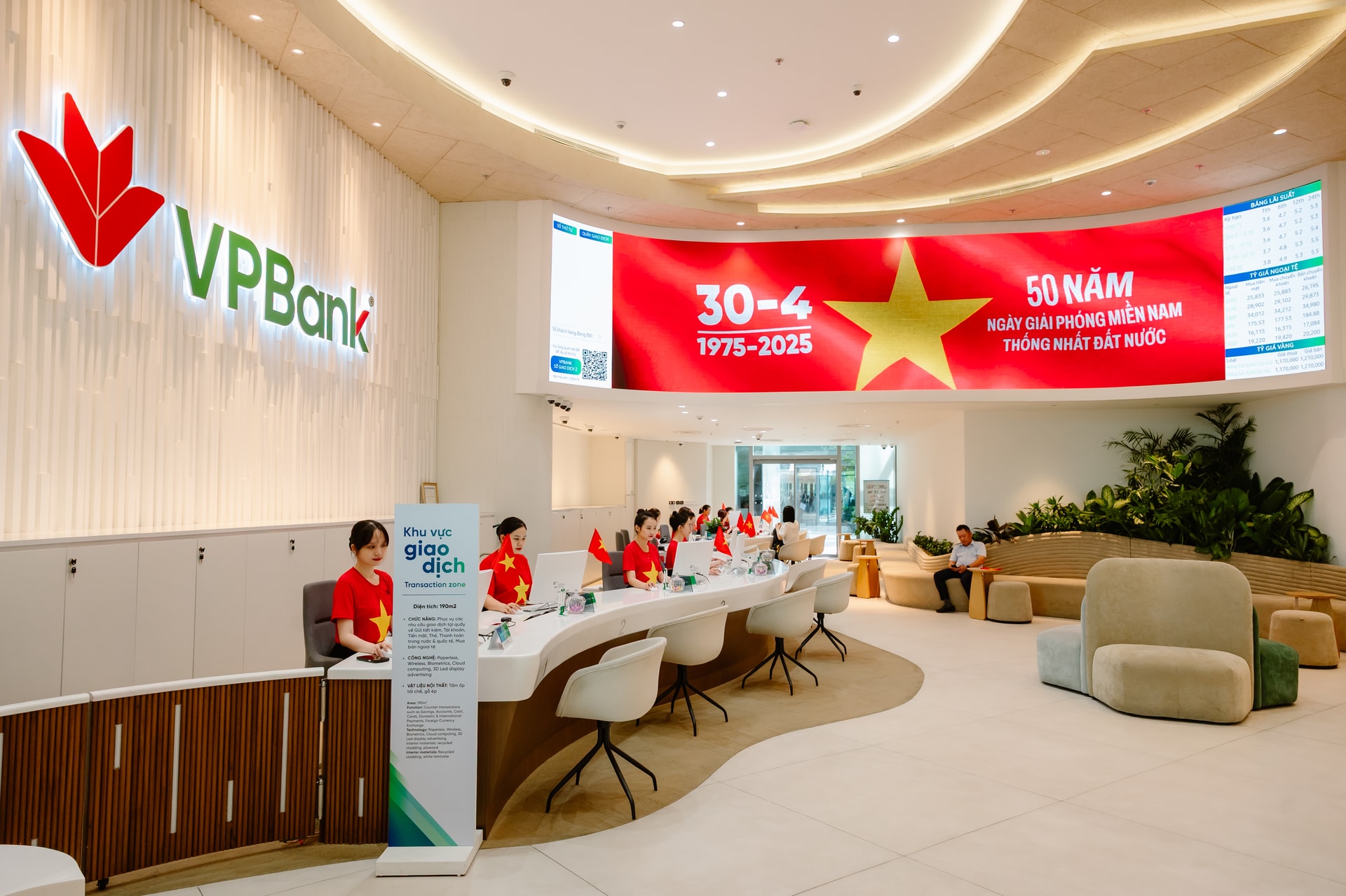 Hàng ngàn VPBanker cùng hoà nhịp quốc ca phủ đỏ văn phòng bằng áo cờ Tổ quốc