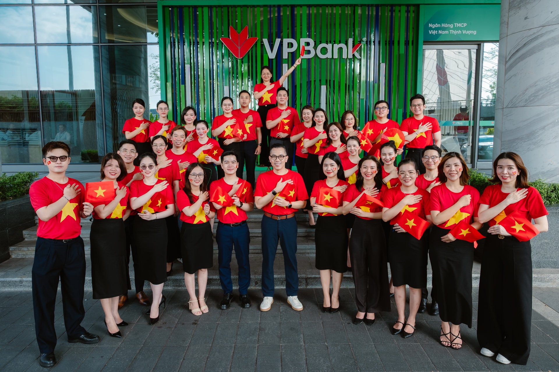 Hàng ngàn VPBanker cùng hoà nhịp quốc ca phủ đỏ văn phòng bằng áo cờ Tổ quốc