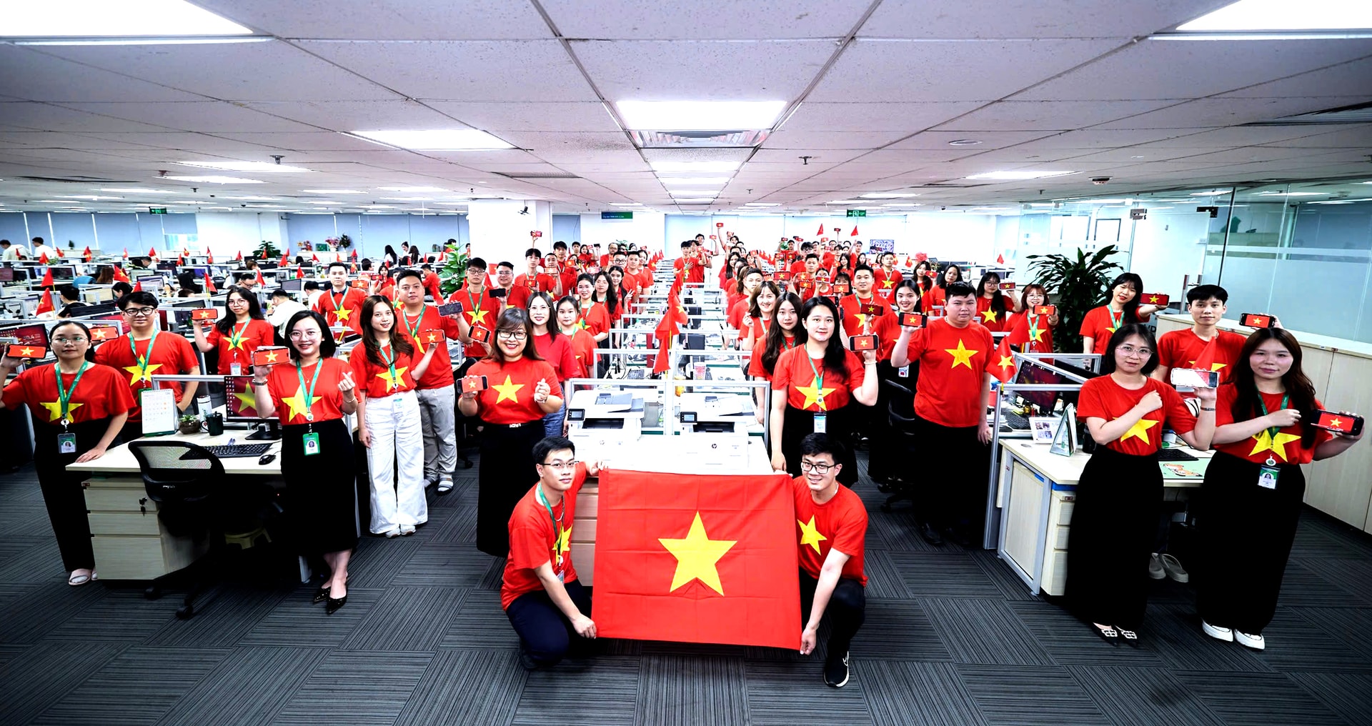Hàng ngàn VPBanker cùng hoà nhịp quốc ca phủ đỏ văn phòng bằng áo cờ Tổ quốc