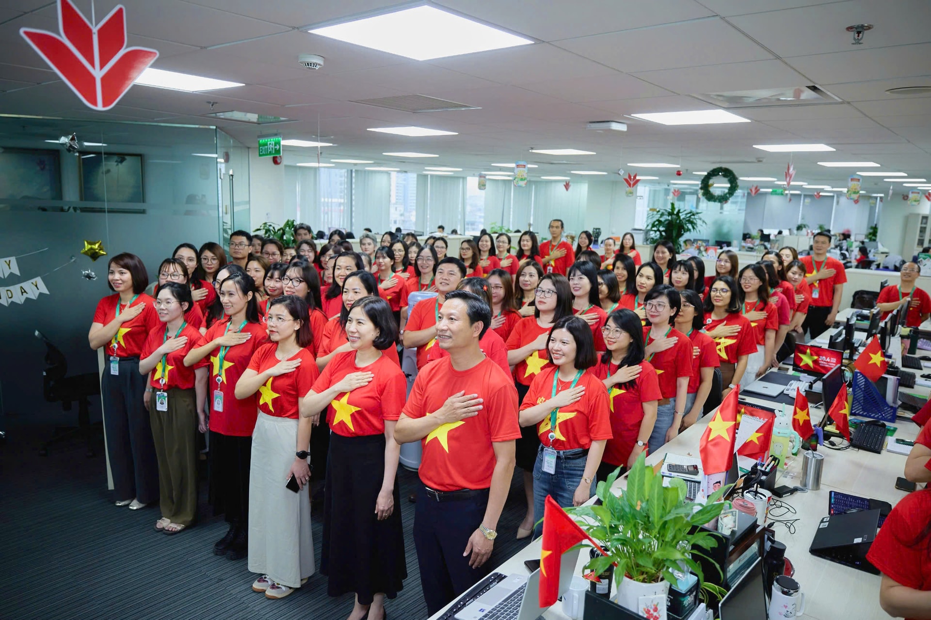 Hàng ngàn VPBanker cùng hoà nhịp quốc ca phủ đỏ văn phòng bằng áo cờ Tổ quốc