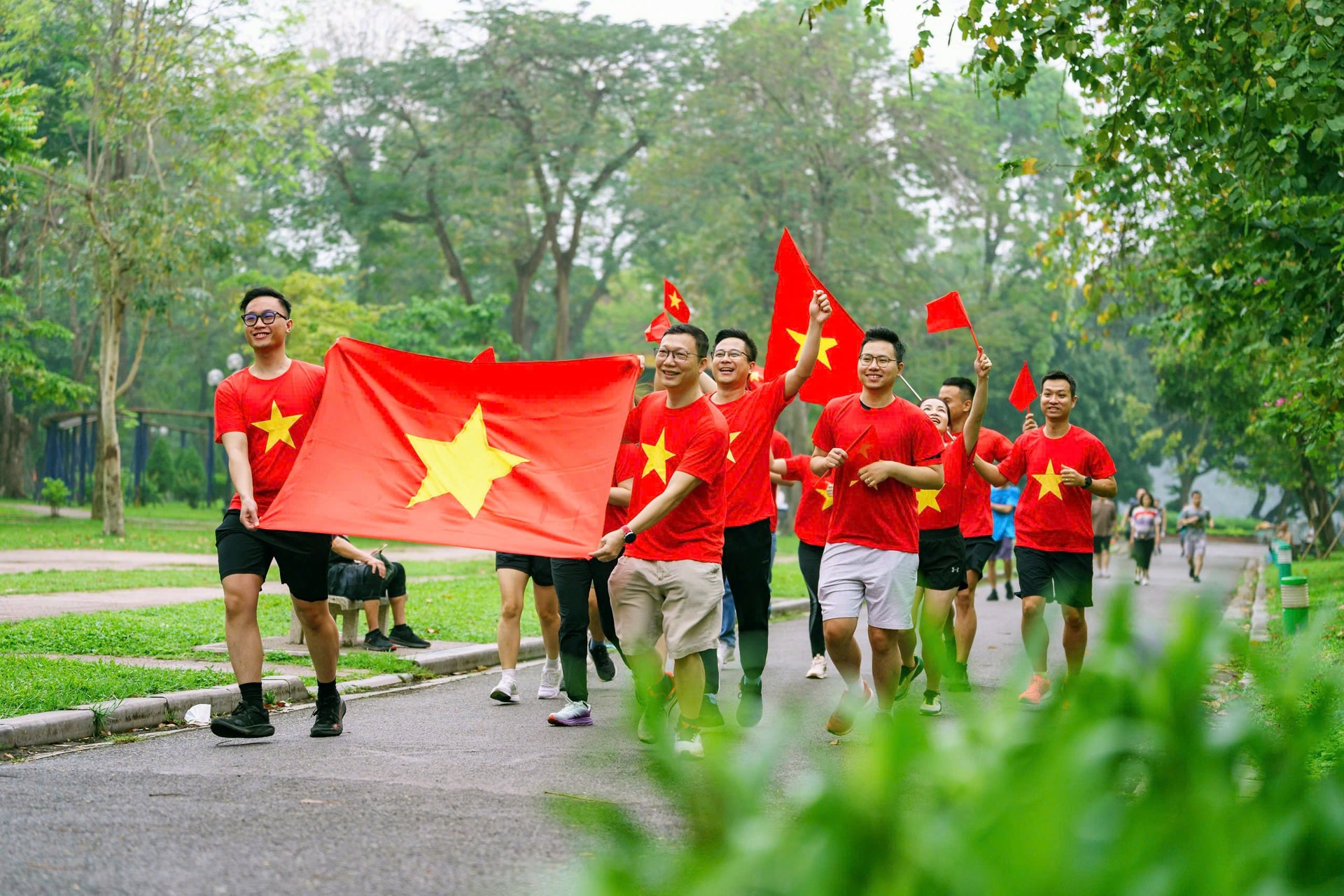 Hàng ngàn VPBanker cùng hoà nhịp quốc ca phủ đỏ văn phòng bằng áo cờ Tổ quốc