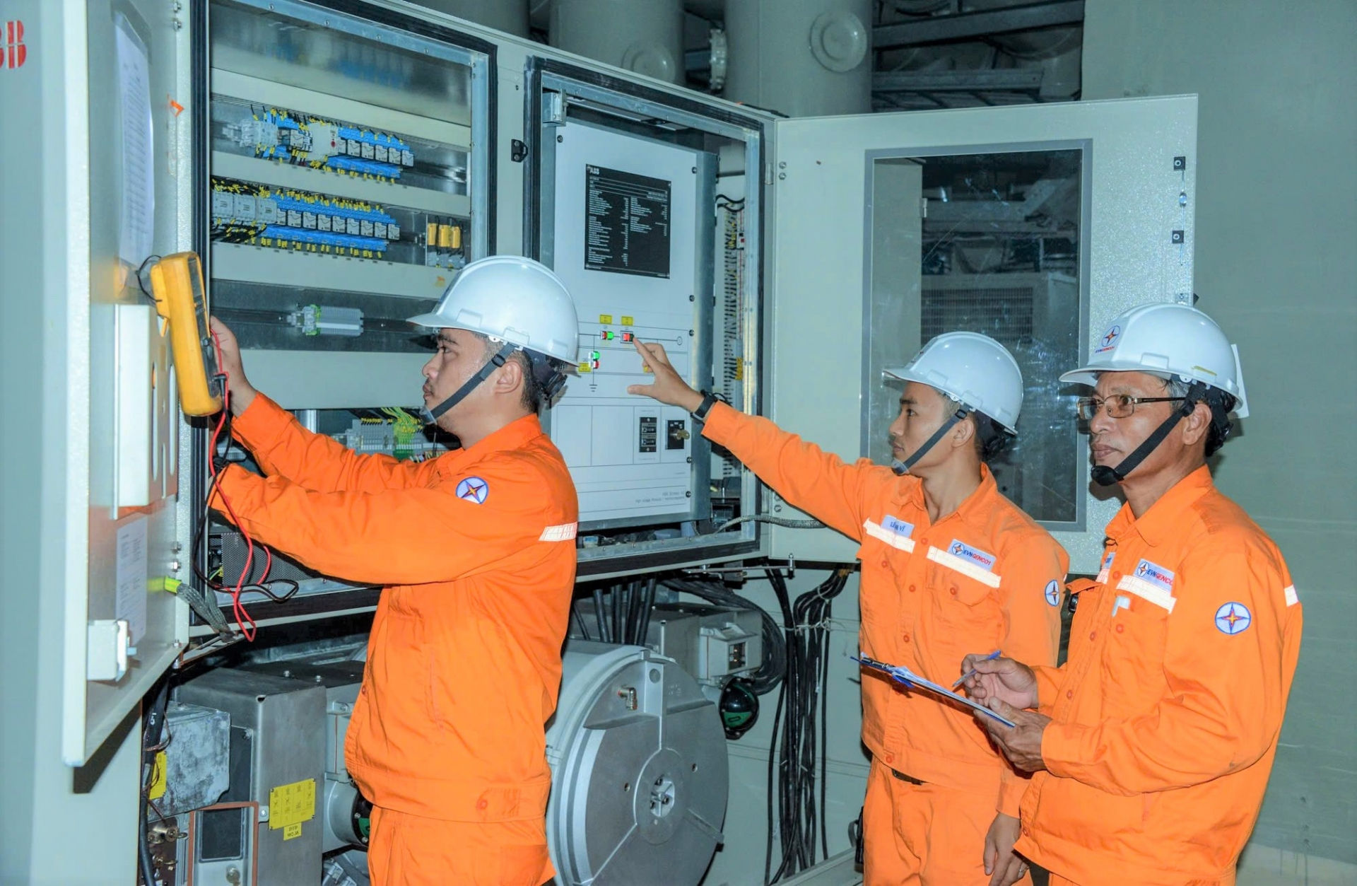 Kỹ sư, công nhân viên Công ty Thủy điện Đồng Nai trong các ca trực vận hành, sản xuất điện tại các nhà máy thủy điện
