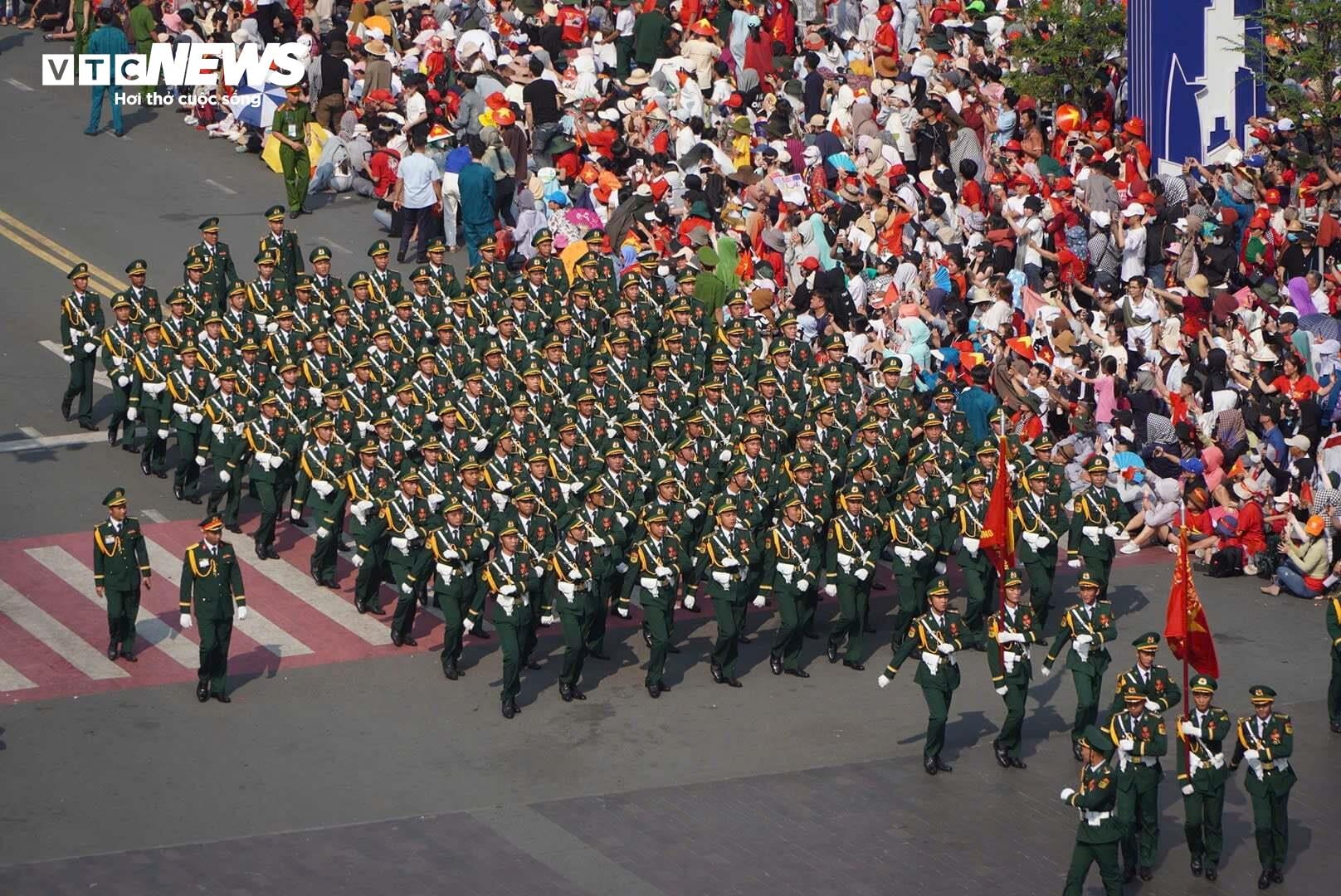 Người dân reo hò khi đoàn diễu binh đi qua các tuyến phố ở TP.HCM. (Ảnh: Lương Ý)