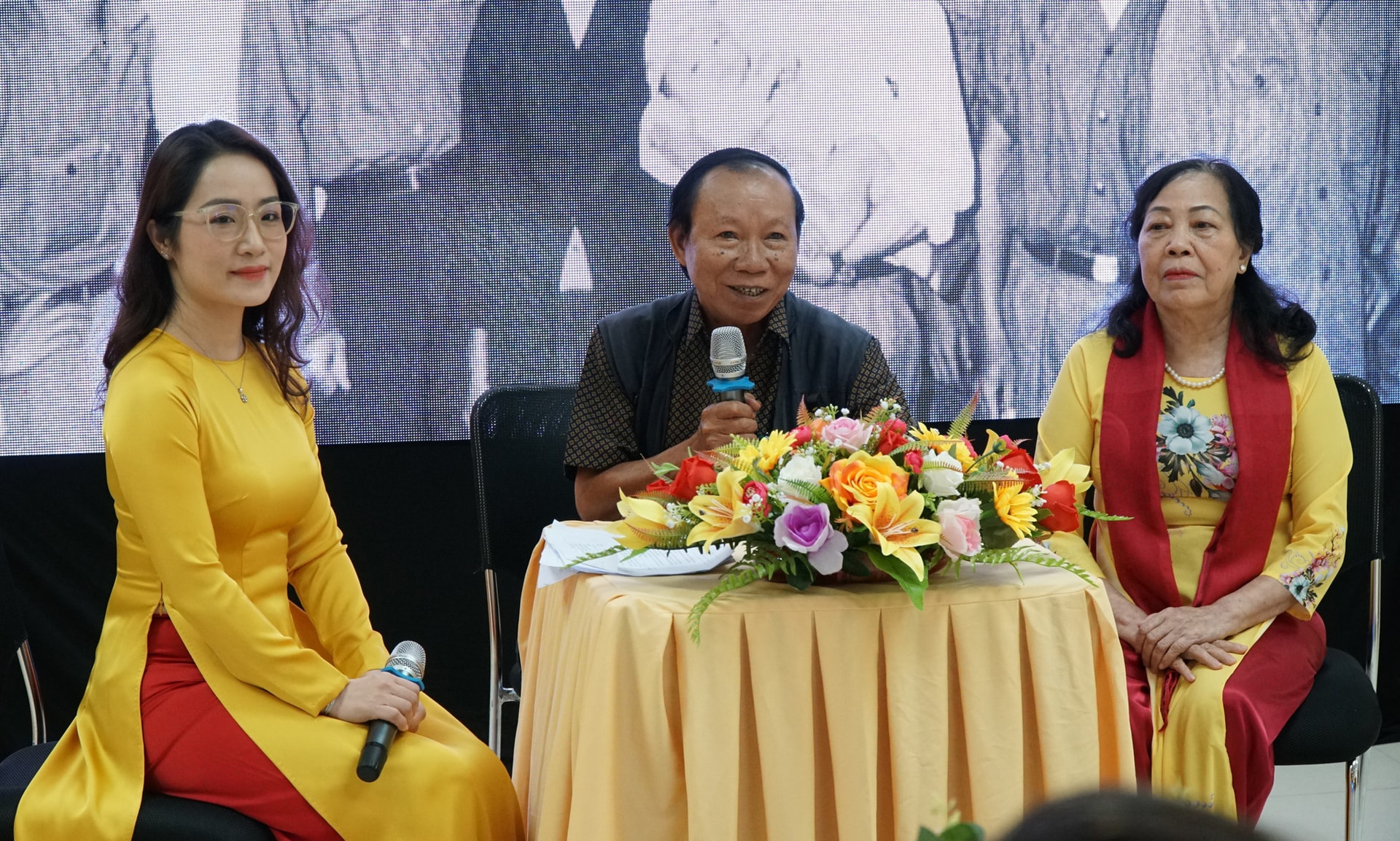 Nữ nhà báo, thương binh Triệu Thị Thùy (phải) và nhà báo, thương binh Nguyễn Đăng Lâm (giữa) giao lưu tại Tọa đàm trực tuyến từ điểm cầu Trung tâm Thông tin Thông tấn xã Việt Nam Khu vực miền Trung–Tây Nguyên ngày 24/4/2025. (Ảnh: Quốc Dũng/TTXVN) vna-potal-to-chuc-gap-mat-truyen-thong-ky-niem-50-nam-giai-phong-mien-nam-thong-nhat-dat-nuoc-7993124.jpg