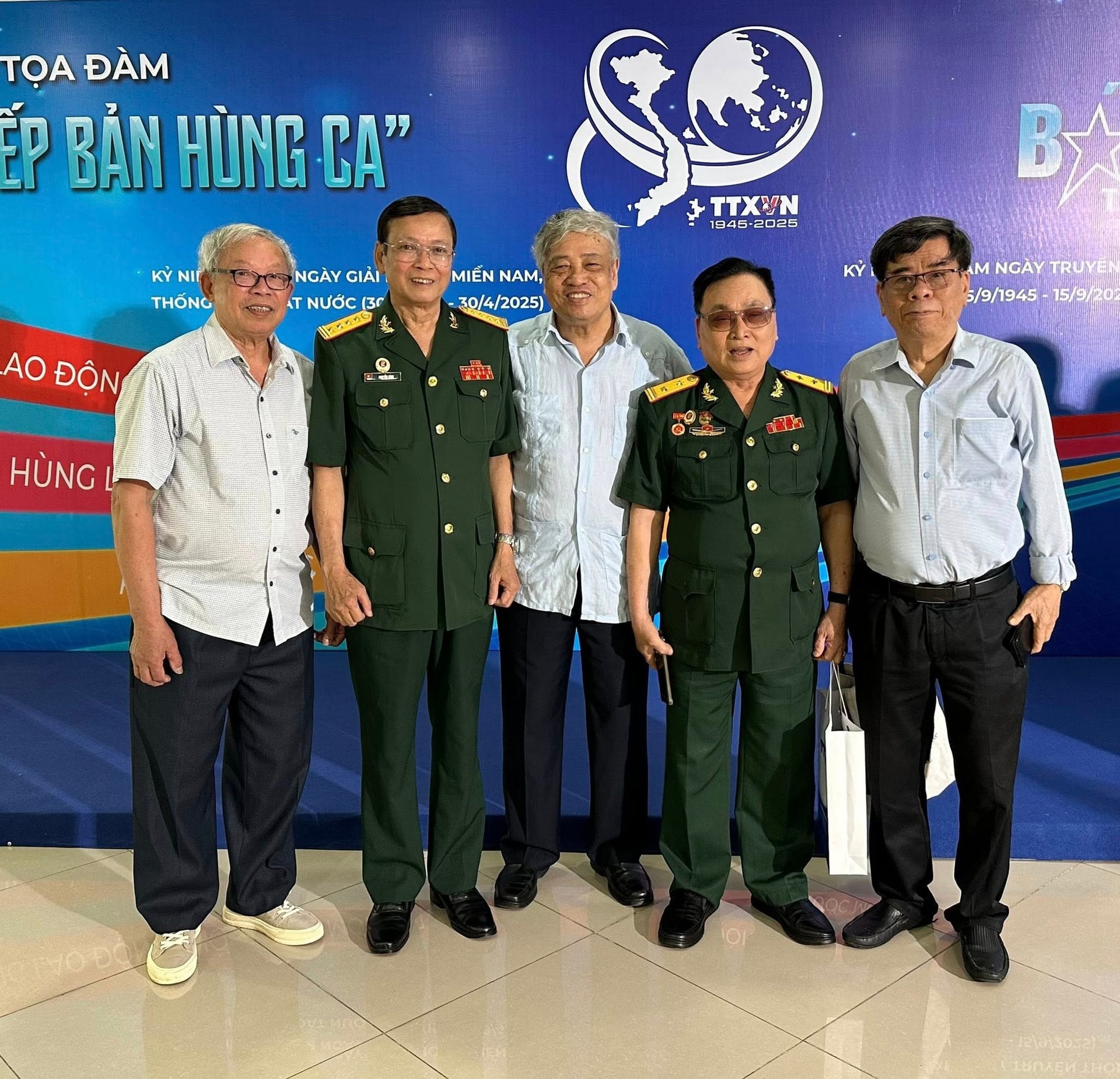 Các phóng viên chiến trường của Thông tấn xã Việt Nam: Hoàng Thiểm, Nguyễn Dĩnh, Trần Mai Hưởng, Hồng Thụ, Ngọc Đản hội ngộ trong ngày 24/4/2025. (Ảnh: PV/Vietnam+) 492668777-3990402817941557-5862945643654232634-n.jpg