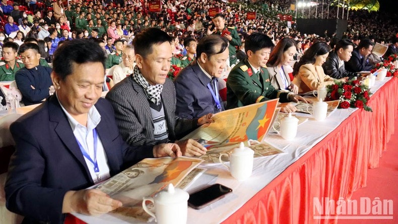 Phụ san đặc biệt của Báo Nhân Dân trên khán đài chương trình nghệ thuật “Non sông thống nhất” ảnh 4