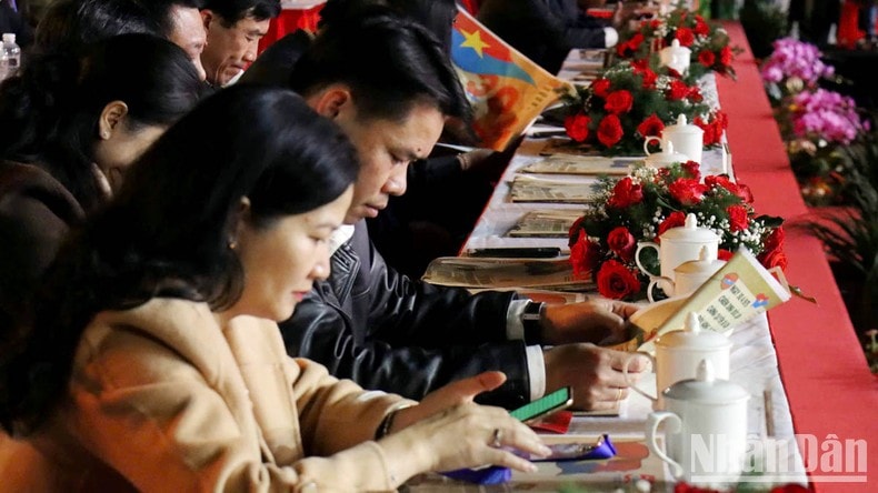 Phụ san đặc biệt của Báo Nhân Dân trên khán đài chương trình nghệ thuật “Non sông thống nhất” ảnh 5