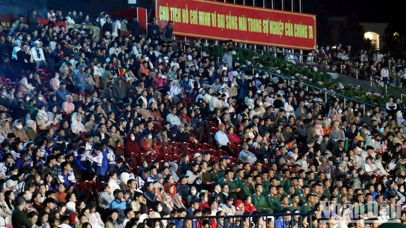 Phụ san đặc biệt của Báo Nhân Dân trên khán đài chương trình nghệ thuật “Non sông thống nhất” ảnh 2
