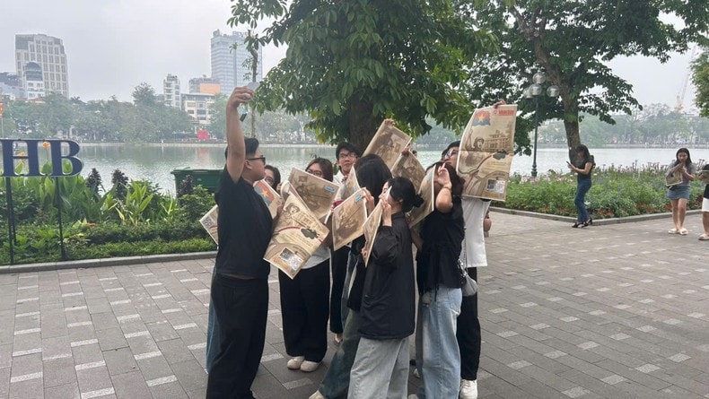 [Ảnh] Hàng nghìn người xếp hàng nhận phụ san 30/4 của Báo Nhân Dân trong ngày đặc biệt ảnh 9