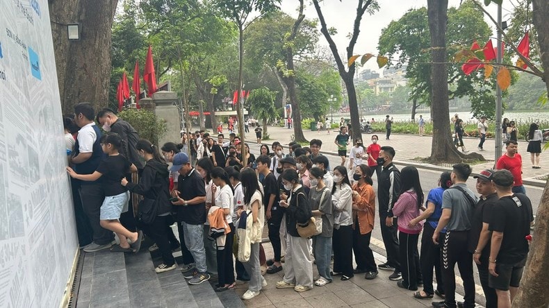 [Ảnh] Hàng nghìn người xếp hàng nhận phụ san 30/4 của Báo Nhân Dân trong ngày đặc biệt ảnh 2