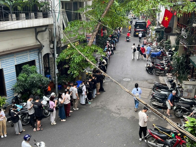 [Ảnh] Hàng nghìn người xếp hàng nhận phụ san 30/4 của Báo Nhân Dân trong ngày đặc biệt ảnh 1