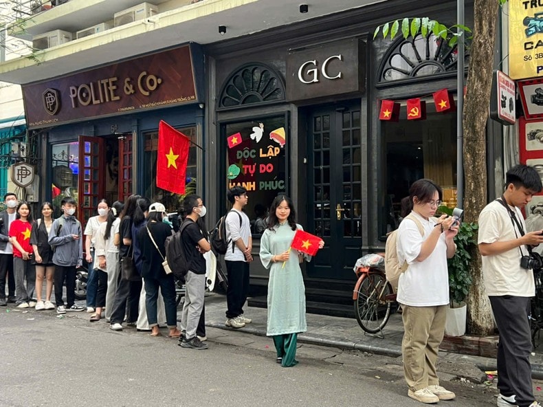 [Ảnh] Hàng nghìn người xếp hàng nhận phụ san 30/4 của Báo Nhân Dân trong ngày đặc biệt ảnh 4