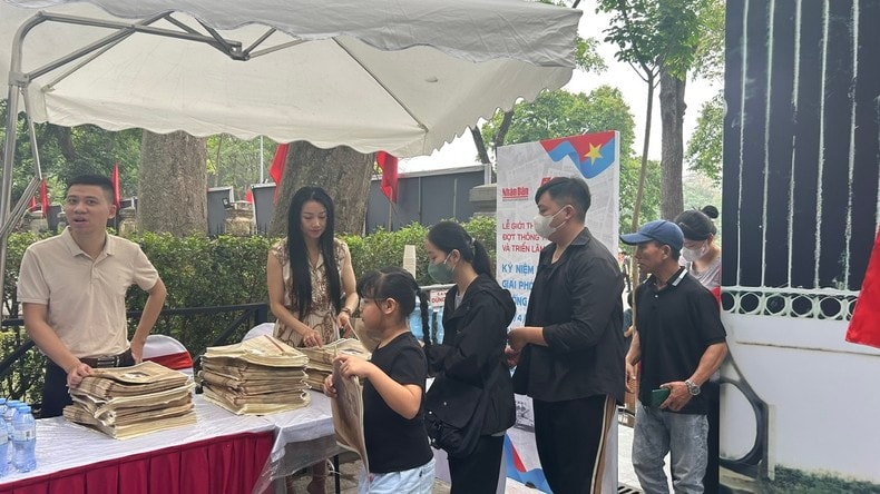 [Ảnh] Hàng nghìn người xếp hàng nhận phụ san 30/4 của Báo Nhân Dân trong ngày đặc biệt ảnh 3