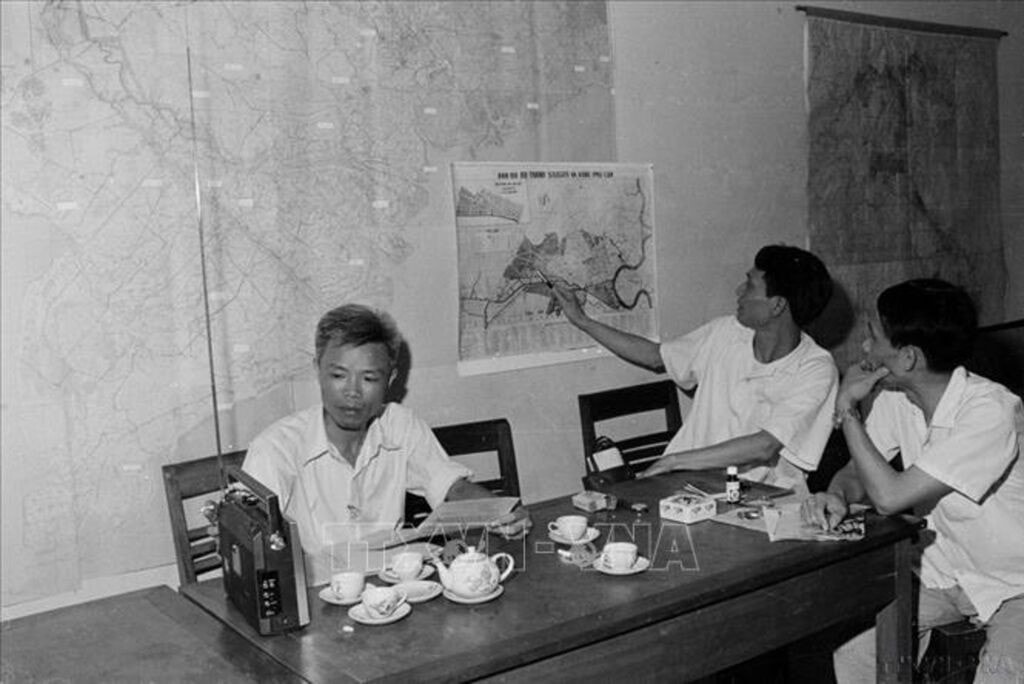Phó Tổng Giám đốc Thông tấn xã Việt Nam Đỗ Phượng theo dõi tình hình chiến trường trên bản đồ Sài Gòn. ttx.jpg