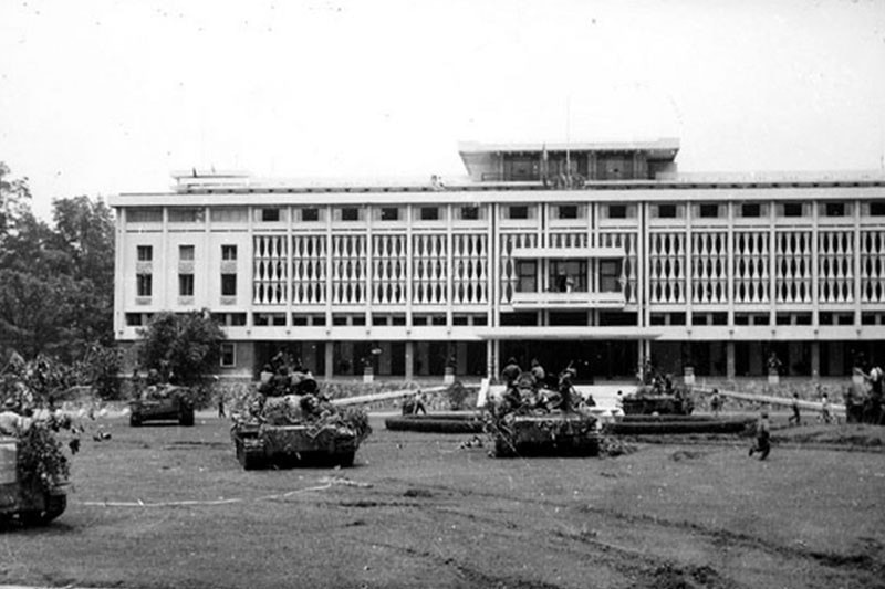 Xe tăng Lữ đoàn 203 tiến vào Dinh Độc lập trưa 30/4/1975. (Ảnh: Nhà báo Ngọc Đản) 4-1-1682325665644.jpg
