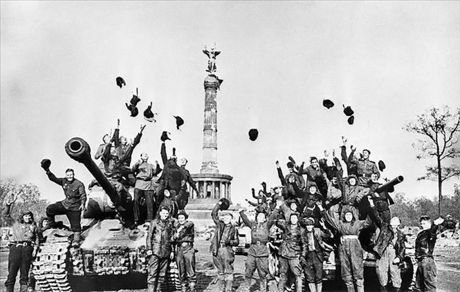Các chiến sĩ Hồng quân Liên Xô vui mừng chiến thắng tại Berlin, ngày 9/5/1945, sau khi Đức chính thức ký tuyên bố đầu hàng Liên Xô và các nước đồng minh. (Ảnh: Tư liệu quốc tế/TTXVN phát)