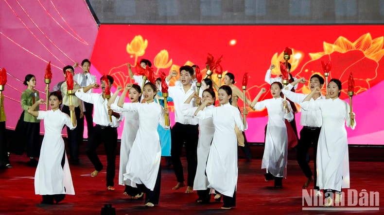 Lịch sử hào hùng của dân tộc trong chương trình nghệ thuật “Non sông thống nhất” ảnh 5