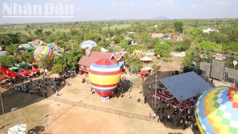 Người dân và du khách háo hức trải nghiệm khinh khí cầu ở Đắk Lắk ảnh 7