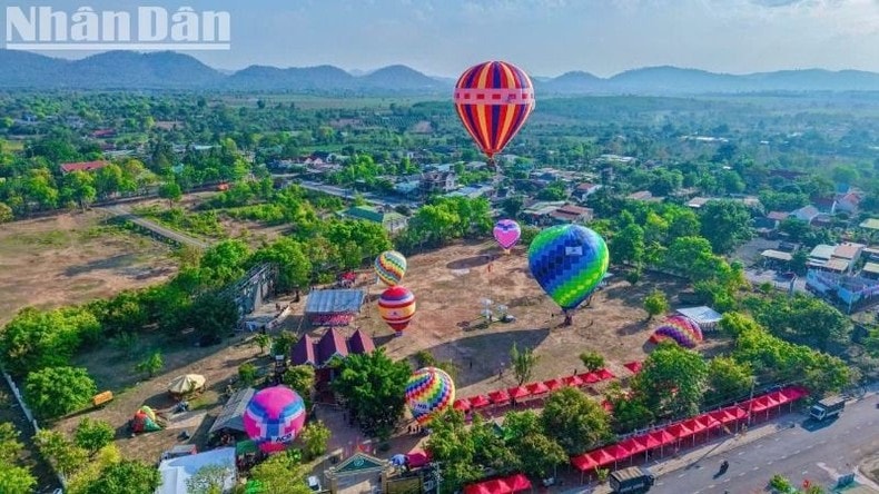 Người dân và du khách háo hức trải nghiệm khinh khí cầu ở Đắk Lắk ảnh 4