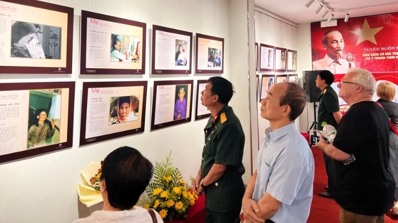 Triển lãm thu hút đông đảo công chúng trong và ngoài nước.