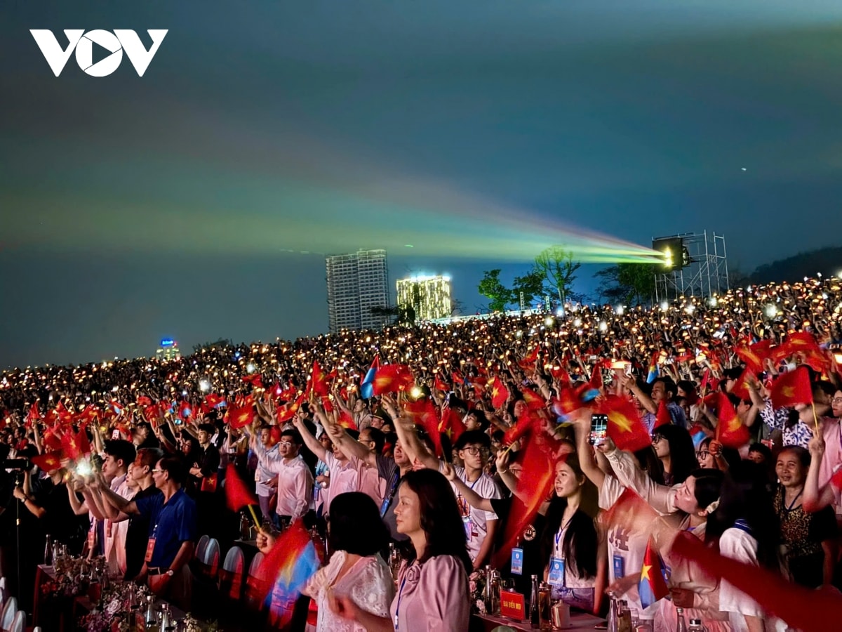 carnaval hạ long 2025 Đêm hội của di sản, sắc màu và tỏa sáng hình ảnh 3 carnaval ha long 2025 Dem hoi cua di san, sac mau va toa sang hinh anh 3