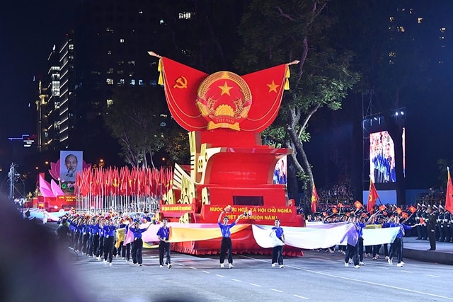TOÀN CẢNH LỄ DIỄU BINH, DIỄU HÀNH KỶ NIỆM 50 NGÀY GIẢI PHÓNG MIỀN NAM, THỐNG NHẤT ĐẤT NƯỚC: HÀO HÙNG ĐI GIỮA LÒNG NHÂN DÂN- Ảnh 100. TOÀN CẢNH LỄ DIỄU BINH, DIỄU HÀNH KỶ NIỆM 50 NGÀY GIẢI PHÓNG MIỀN NAM, THỐNG NHẤT ĐẤT NƯỚC: HÀO HÙNG ĐI GIỮA LÒNG NHÂN DÂN- Ảnh 100.