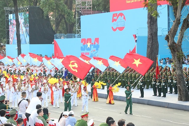 TOÀN CẢNH LỄ DIỄU BINH, DIỄU HÀNH KỶ NIỆM 50 NGÀY GIẢI PHÓNG MIỀN NAM, THỐNG NHẤT ĐẤT NƯỚC: HÀO HÙNG ĐI GIỮA LÒNG NHÂN DÂN- Ảnh 105. TOÀN CẢNH LỄ DIỄU BINH, DIỄU HÀNH KỶ NIỆM 50 NGÀY GIẢI PHÓNG MIỀN NAM, THỐNG NHẤT ĐẤT NƯỚC: HÀO HÙNG ĐI GIỮA LÒNG NHÂN DÂN- Ảnh 105.