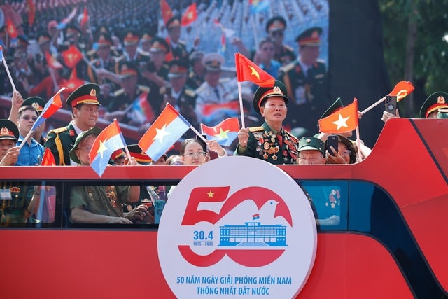 TOÀN CẢNH LỄ DIỄU BINH, DIỄU HÀNH KỶ NIỆM 50 NGÀY GIẢI PHÓNG MIỀN NAM, THỐNG NHẤT ĐẤT NƯỚC: HÀO HÙNG ĐI GIỮA LÒNG NHÂN DÂN- Ảnh 63. TOÀN CẢNH LỄ DIỄU BINH, DIỄU HÀNH KỶ NIỆM 50 NGÀY GIẢI PHÓNG MIỀN NAM, THỐNG NHẤT ĐẤT NƯỚC: HÀO HÙNG ĐI GIỮA LÒNG NHÂN DÂN- Ảnh 63.