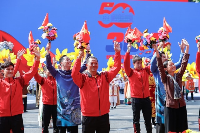TOÀN CẢNH LỄ DIỄU BINH, DIỄU HÀNH KỶ NIỆM 50 NGÀY GIẢI PHÓNG MIỀN NAM, THỐNG NHẤT ĐẤT NƯỚC: HÀO HÙNG ĐI GIỮA LÒNG NHÂN DÂN- Ảnh 80. TOÀN CẢNH LỄ DIỄU BINH, DIỄU HÀNH KỶ NIỆM 50 NGÀY GIẢI PHÓNG MIỀN NAM, THỐNG NHẤT ĐẤT NƯỚC: HÀO HÙNG ĐI GIỮA LÒNG NHÂN DÂN- Ảnh 80.