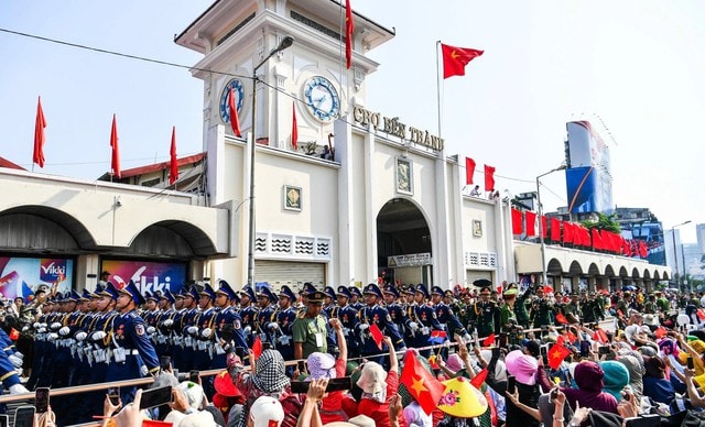 TOÀN CẢNH LỄ DIỄU BINH, DIỄU HÀNH KỶ NIỆM 50 NGÀY GIẢI PHÓNG MIỀN NAM, THỐNG NHẤT ĐẤT NƯỚC: HÀO HÙNG ĐI GIỮA LÒNG NHÂN DÂN- Ảnh 97. TOÀN CẢNH LỄ DIỄU BINH, DIỄU HÀNH KỶ NIỆM 50 NGÀY GIẢI PHÓNG MIỀN NAM, THỐNG NHẤT ĐẤT NƯỚC: HÀO HÙNG ĐI GIỮA LÒNG NHÂN DÂN- Ảnh 97.