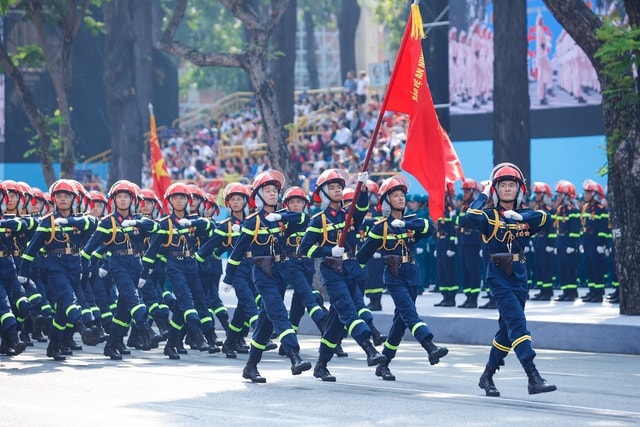 TOÀN CẢNH LỄ DIỄU BINH, DIỄU HÀNH KỶ NIỆM 50 NGÀY GIẢI PHÓNG MIỀN NAM, THỐNG NHẤT ĐẤT NƯỚC: HÀO HÙNG ĐI GIỮA LÒNG NHÂN DÂN- Ảnh 56. TOÀN CẢNH LỄ DIỄU BINH, DIỄU HÀNH KỶ NIỆM 50 NGÀY GIẢI PHÓNG MIỀN NAM, THỐNG NHẤT ĐẤT NƯỚC: HÀO HÙNG ĐI GIỮA LÒNG NHÂN DÂN- Ảnh 56.