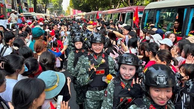 TOÀN CẢNH LỄ DIỄU BINH, DIỄU HÀNH KỶ NIỆM 50 NGÀY GIẢI PHÓNG MIỀN NAM, THỐNG NHẤT ĐẤT NƯỚC: HÀO HÙNG ĐI GIỮA LÒNG NHÂN DÂN- Ảnh 87. TOÀN CẢNH LỄ DIỄU BINH, DIỄU HÀNH KỶ NIỆM 50 NGÀY GIẢI PHÓNG MIỀN NAM, THỐNG NHẤT ĐẤT NƯỚC: HÀO HÙNG ĐI GIỮA LÒNG NHÂN DÂN- Ảnh 87.