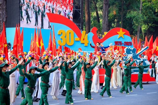 TOÀN CẢNH LỄ DIỄU BINH, DIỄU HÀNH KỶ NIỆM 50 NGÀY GIẢI PHÓNG MIỀN NAM, THỐNG NHẤT ĐẤT NƯỚC: HÀO HÙNG ĐI GIỮA LÒNG NHÂN DÂN- Ảnh 11. TOÀN CẢNH LỄ DIỄU BINH, DIỄU HÀNH KỶ NIỆM 50 NGÀY GIẢI PHÓNG MIỀN NAM, THỐNG NHẤT ĐẤT NƯỚC: HÀO HÙNG ĐI GIỮA LÒNG NHÂN DÂN- Ảnh 11.