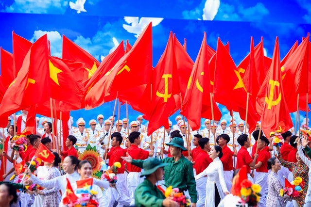 TOÀN CẢNH LỄ DIỄU BINH, DIỄU HÀNH KỶ NIỆM 50 NGÀY GIẢI PHÓNG MIỀN NAM, THỐNG NHẤT ĐẤT NƯỚC: HÀO HÙNG ĐI GIỮA LÒNG NHÂN DÂN- Ảnh 12. TOÀN CẢNH LỄ DIỄU BINH, DIỄU HÀNH KỶ NIỆM 50 NGÀY GIẢI PHÓNG MIỀN NAM, THỐNG NHẤT ĐẤT NƯỚC: HÀO HÙNG ĐI GIỮA LÒNG NHÂN DÂN- Ảnh 12.