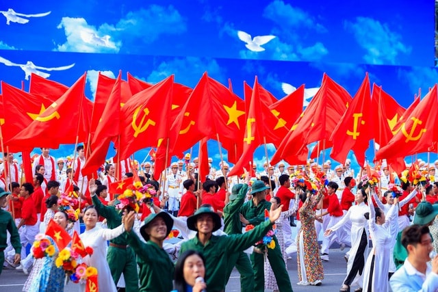 TOÀN CẢNH LỄ DIỄU BINH, DIỄU HÀNH KỶ NIỆM 50 NGÀY GIẢI PHÓNG MIỀN NAM, THỐNG NHẤT ĐẤT NƯỚC: HÀO HÙNG ĐI GIỮA LÒNG NHÂN DÂN- Ảnh 13. TOÀN CẢNH LỄ DIỄU BINH, DIỄU HÀNH KỶ NIỆM 50 NGÀY GIẢI PHÓNG MIỀN NAM, THỐNG NHẤT ĐẤT NƯỚC: HÀO HÙNG ĐI GIỮA LÒNG NHÂN DÂN- Ảnh 13.
