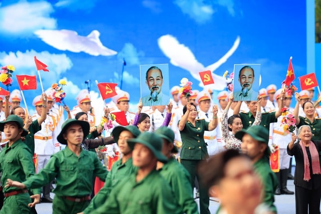 TOÀN CẢNH LỄ DIỄU BINH, DIỄU HÀNH KỶ NIỆM 50 NGÀY GIẢI PHÓNG MIỀN NAM, THỐNG NHẤT ĐẤT NƯỚC: HÀO HÙNG ĐI GIỮA LÒNG NHÂN DÂN- Ảnh 14. TOÀN CẢNH LỄ DIỄU BINH, DIỄU HÀNH KỶ NIỆM 50 NGÀY GIẢI PHÓNG MIỀN NAM, THỐNG NHẤT ĐẤT NƯỚC: HÀO HÙNG ĐI GIỮA LÒNG NHÂN DÂN- Ảnh 14.