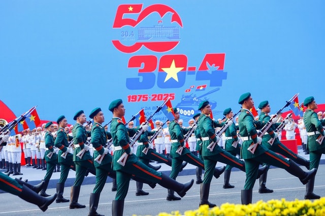 TOÀN CẢNH LỄ DIỄU BINH, DIỄU HÀNH KỶ NIỆM 50 NGÀY GIẢI PHÓNG MIỀN NAM, THỐNG NHẤT ĐẤT NƯỚC: HÀO HÙNG ĐI GIỮA LÒNG NHÂN DÂN- Ảnh 9. TOÀN CẢNH LỄ DIỄU BINH, DIỄU HÀNH KỶ NIỆM 50 NGÀY GIẢI PHÓNG MIỀN NAM, THỐNG NHẤT ĐẤT NƯỚC: HÀO HÙNG ĐI GIỮA LÒNG NHÂN DÂN- Ảnh 9.