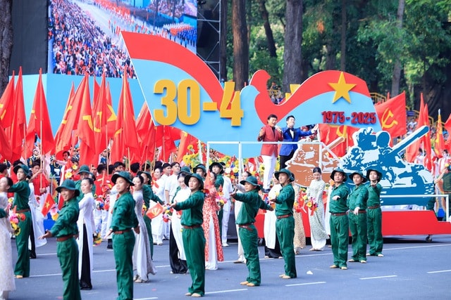 TOÀN CẢNH LỄ DIỄU BINH, DIỄU HÀNH KỶ NIỆM 50 NGÀY GIẢI PHÓNG MIỀN NAM, THỐNG NHẤT ĐẤT NƯỚC: HÀO HÙNG ĐI GIỮA LÒNG NHÂN DÂN- Ảnh 17. TOÀN CẢNH LỄ DIỄU BINH, DIỄU HÀNH KỶ NIỆM 50 NGÀY GIẢI PHÓNG MIỀN NAM, THỐNG NHẤT ĐẤT NƯỚC: HÀO HÙNG ĐI GIỮA LÒNG NHÂN DÂN- Ảnh 17.