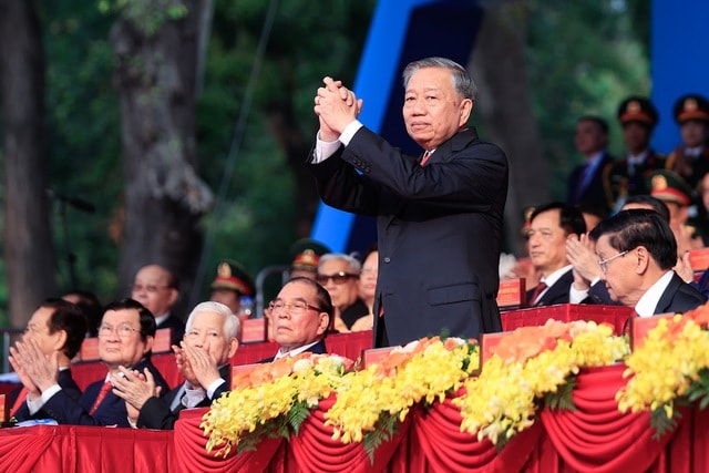 TOÀN CẢNH LỄ DIỄU BINH, DIỄU HÀNH KỶ NIỆM 50 NGÀY GIẢI PHÓNG MIỀN NAM, THỐNG NHẤT ĐẤT NƯỚC: HÀO HÙNG ĐI GIỮA LÒNG NHÂN DÂN- Ảnh 4. TOÀN CẢNH LỄ DIỄU BINH, DIỄU HÀNH KỶ NIỆM 50 NGÀY GIẢI PHÓNG MIỀN NAM, THỐNG NHẤT ĐẤT NƯỚC: HÀO HÙNG ĐI GIỮA LÒNG NHÂN DÂN- Ảnh 4.