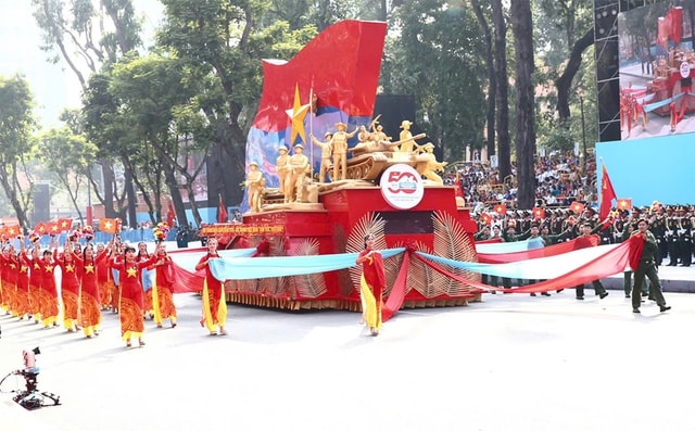 TOÀN CẢNH LỄ DIỄU BINH, DIỄU HÀNH KỶ NIỆM 50 NGÀY GIẢI PHÓNG MIỀN NAM, THỐNG NHẤT ĐẤT NƯỚC: HÀO HÙNG ĐI GIỮA LÒNG NHÂN DÂN- Ảnh 27. TOÀN CẢNH LỄ DIỄU BINH, DIỄU HÀNH KỶ NIỆM 50 NGÀY GIẢI PHÓNG MIỀN NAM, THỐNG NHẤT ĐẤT NƯỚC: HÀO HÙNG ĐI GIỮA LÒNG NHÂN DÂN- Ảnh 27.
