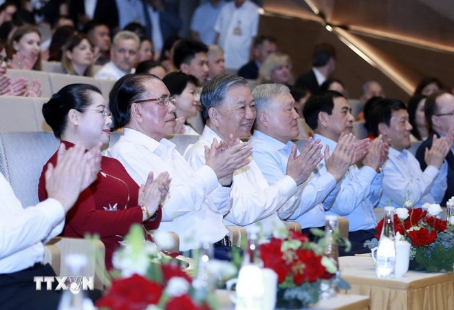 Tổng Bí thư Tô Lâm cùng các đại biểu tham dự chương trình nghệ thuật 'Bài ca Chiến thắng.' (Ảnh: Phạm Kiên/TTXVN) ttxvn-tong-bi-thu-chuong-trinh-nghe-thuat-1.jpg