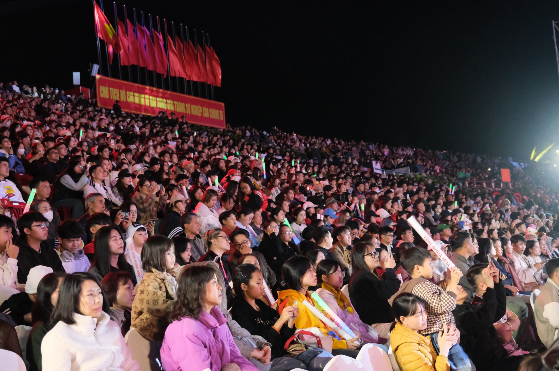 Chương trình thu hút hàng nghìn khán giả theo dõi, cổ vũ trực tiếp
