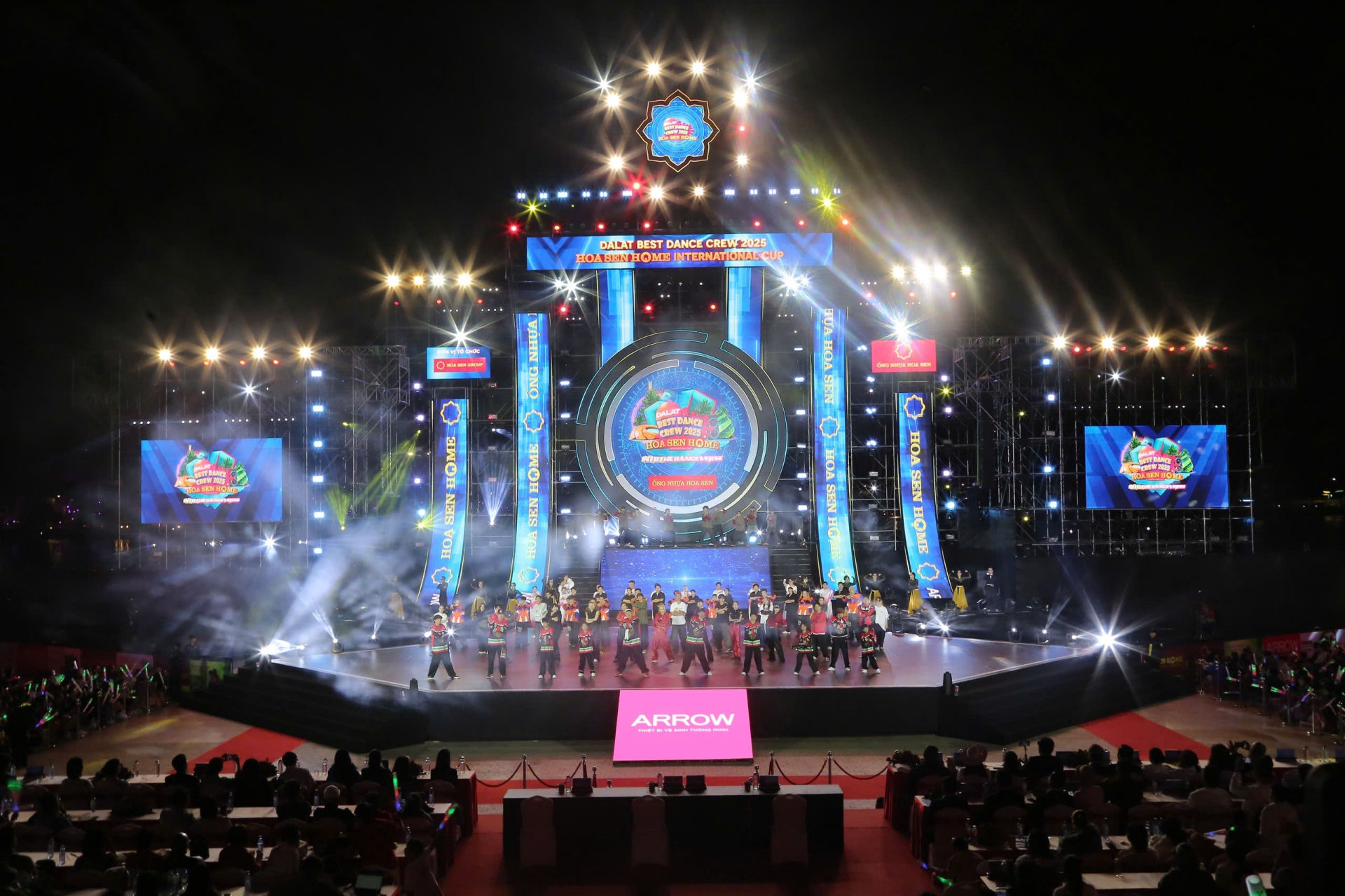 8 đội thi Bảng Quốc tế