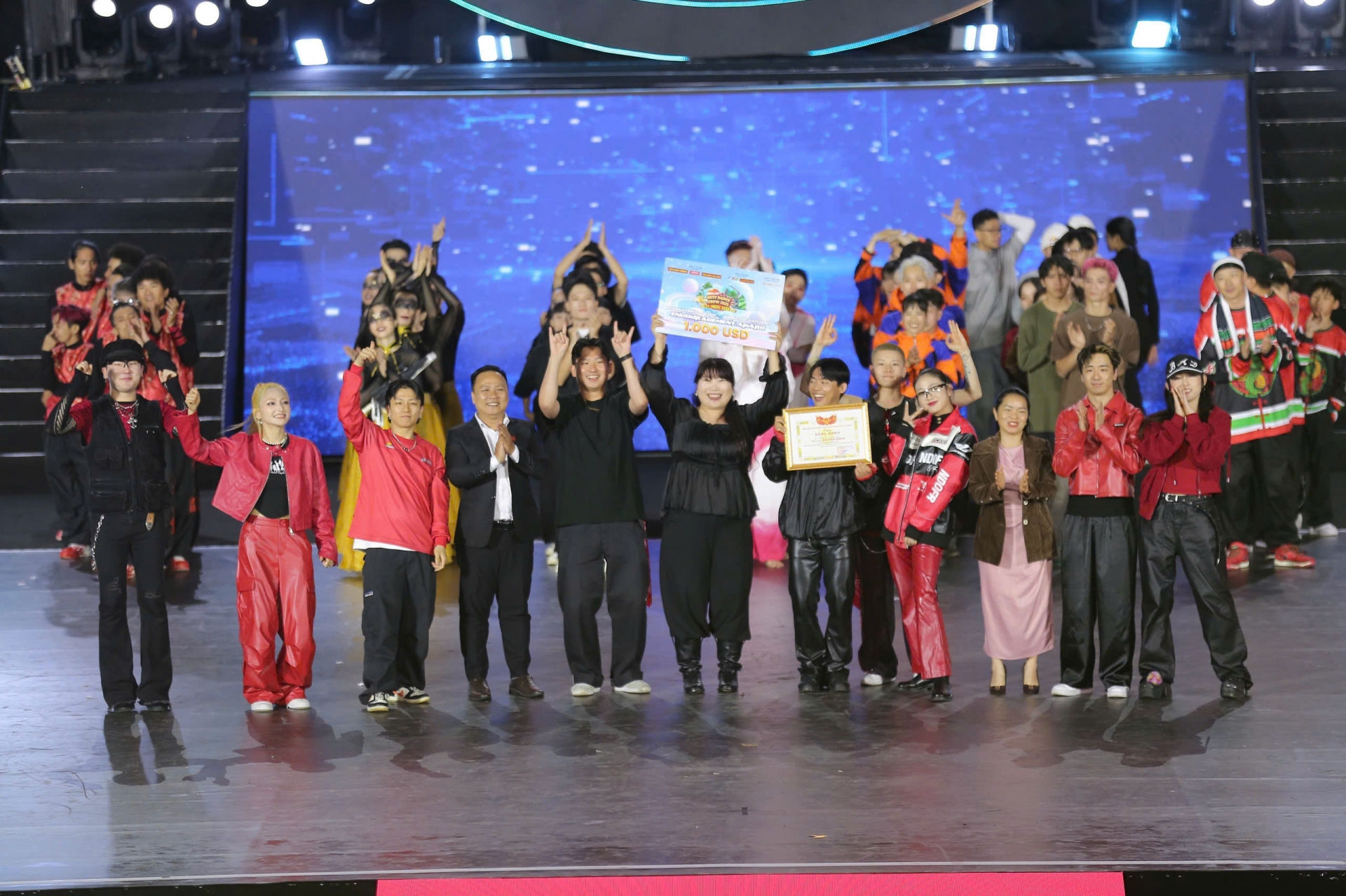 Ban tổ chức trao giải Khuyến khích hạng mục Showcase cho nhóm BITGOEUL DANCERS đến từ Hàn Quốc